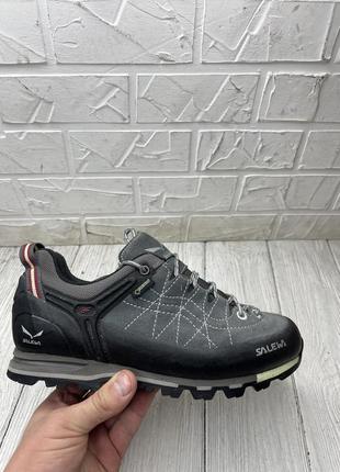 Круті жіночі кросівки salewa gore-tex vibram