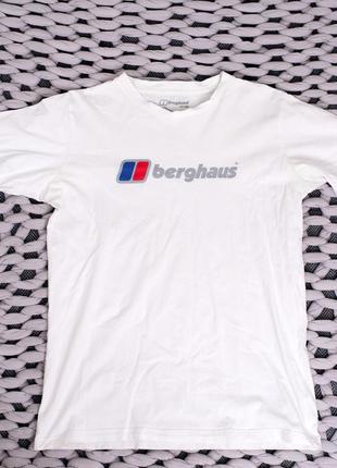 Біла футболка berghaus з логотипом на грудях