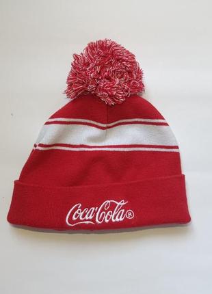 Шапка с помпоном и надписью cocacola.