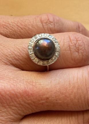 Серебряное кольцо с черной жемчужиной и фианитами