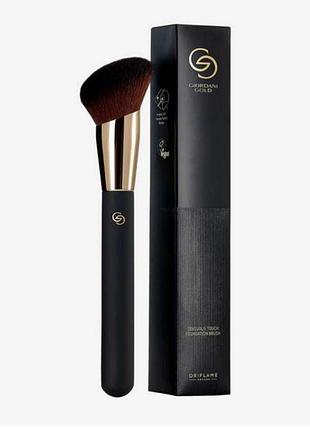 Шовковистий пензлик для тональної основи giordani gold оріфлейм 
код 46660