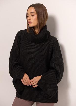 Женский вязаный свитер oversize черный с разрезом сзади на воротнике