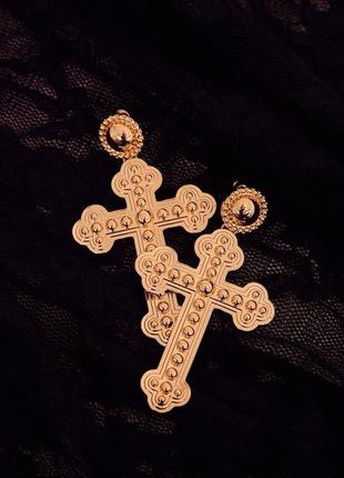 Золотые серьги с крестами prettylittlething2 фото