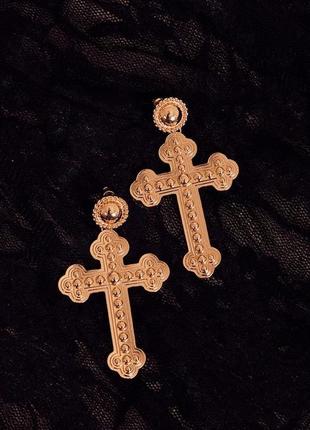 Золотые серьги с крестами prettylittlething3 фото