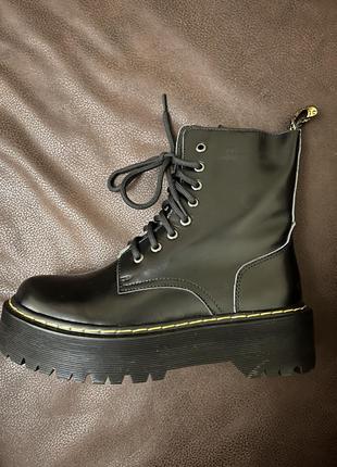 Берці dr.martens