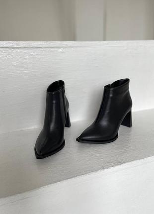 Жіночі шкіряні черевики ботильйони