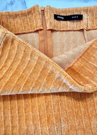 Яркая юбка мини с разрезом 9