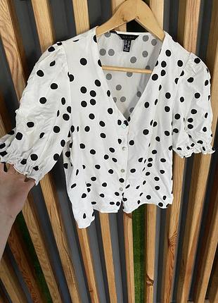 Віскозна блуза на ґудзиках і обʼємними рукавами