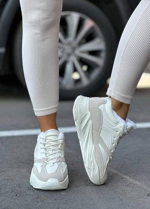 Зимние кроссовки женские бежевые утепленные мехом