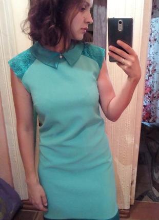 Сукня бірюзова з атласним комірцем і перлиною