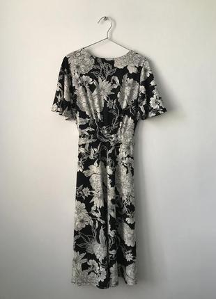 Жіночна сукня міді з чорно-білим квітковим принтом h&m чорно-біла чорно-біле чорне плаття з поясом7 фото