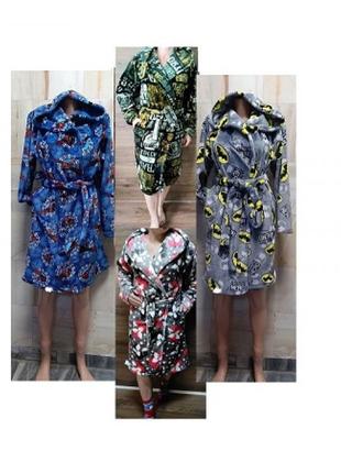 Підлітковий халаткласний підлітковий халат на запах, з капішоном та двома внутрішніми кишенями, пояс в петлях.