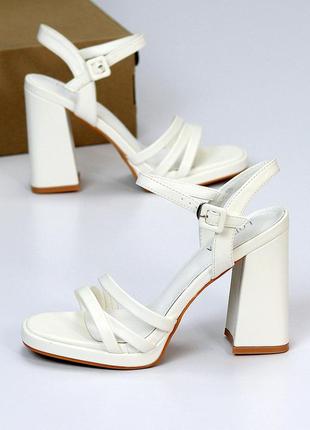 Универсальные белые женские босоножки на каблуке летние эко-кожа лето10 фото