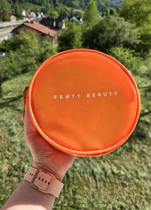 Яскрава стильна косметичка від fenty beauty by rihanna 🧡3 фото