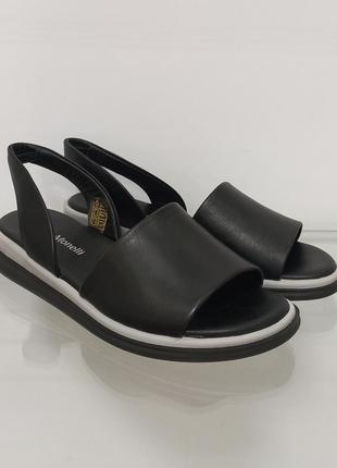 Жіночі чорні шкіряні босоніжки класика на низькому ходу