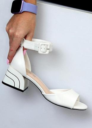 Элегантные белые лаконичные босоножки на шлейке удобный каблук