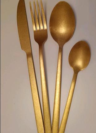 Золоті прибори ложка виделка ніж
