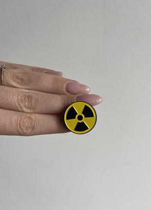Пен значок металлический брошка осторожно радиация опасность