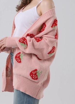 Женский комфортный и повседневный клубничный свитер