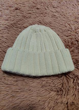 Белая зимняя шапка