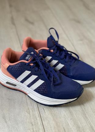 Жіночі кросовки adidas has revamped the classic Falcon Dorf from 1997 to introduce their flyer