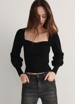 Лонгслив  в рубчик фигурное декольте пышный рукав черный