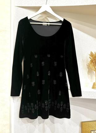 Велюровое платье с вышивкой