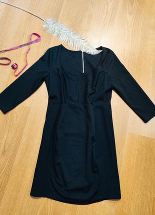 Чорна коротка сукня, плаття