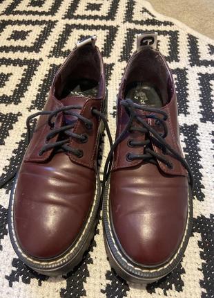 Туфлі stradivarius