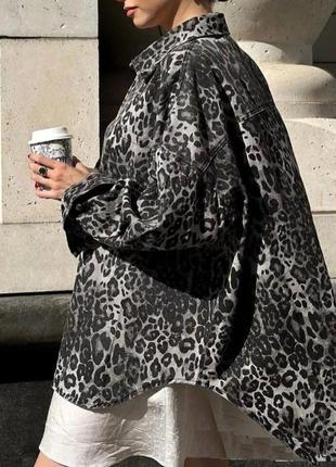 Трендовая женская джинсовая рубашка лео2 фото