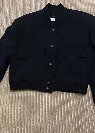 Бомбер черный с широкими плечами с подплечниками zara