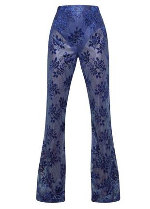 Расклешенные брюки с цветочным бархатным принтом prettylittlething этикетка3 фото