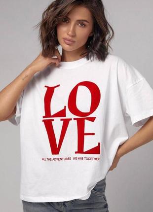 Белая женская футболка с красной надписью love