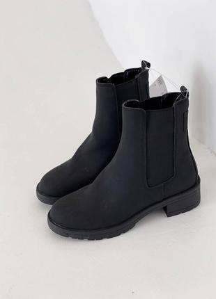 Черные осенние ботинки челси из матовой эко кожи, резинки сбоку