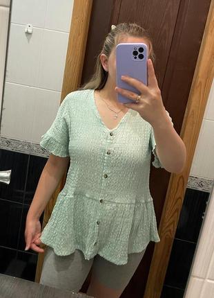 Футболка с объемным низом