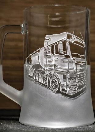 Подарок водителю дайльнобойщику - бокал для пива с гравировкой man tgx бензовоз цистерна бочка
