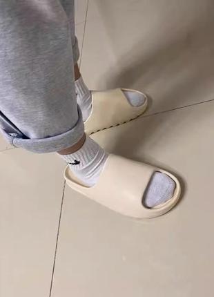 Тапки сланцы женские adidas yeezy slide bone бежевые4 фото
