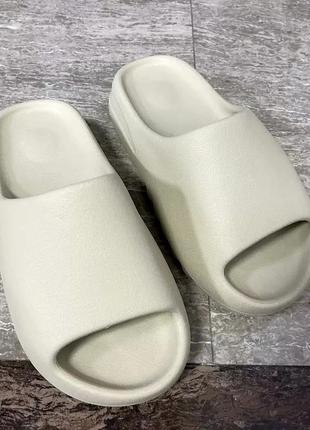 Тапки сланцы женские adidas yeezy slide bone бежевые