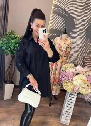 Ефектна подовжена блуза вільного крою прикрашена мереживом