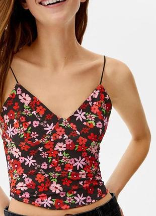 Квітковий топ на тонких бретелях bershka