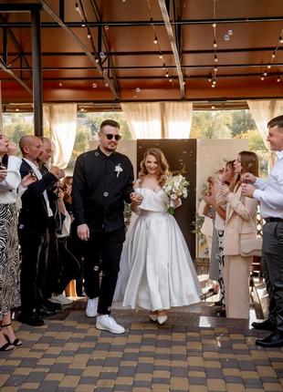 Атласна весільна сукня