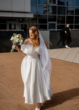 Атласна весільна сукня