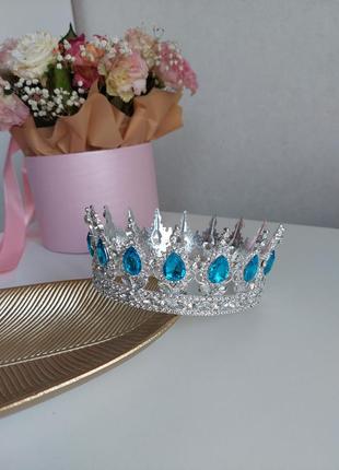 Круглая корона с голубыми камнями