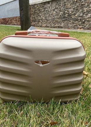 Бьюти - кейс  для чемодана пластиковый wings польша ручная кладь 14 литров