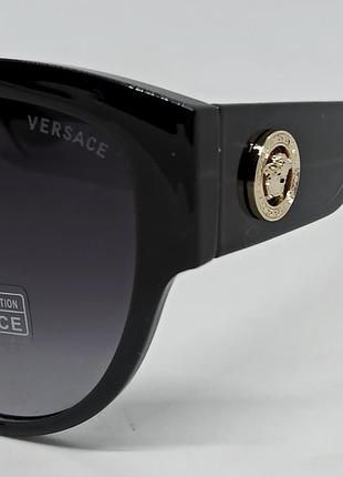 Очки в стиле versace женские солнцезащитные черные с градиентом с золотым логотипом3 фото
