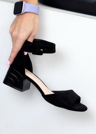 Элегантные черные замшевые босоножки на шлейке удобный каблук