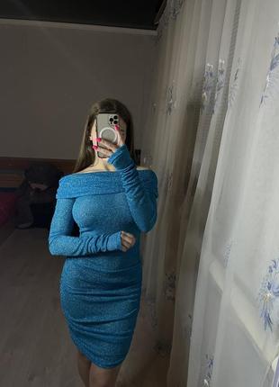 Блестящее облегающее платье с открытыми плечами