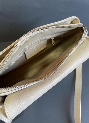 Італійська шкіряна сумочка-кросбоді світла бежева6 фото