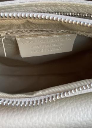 Італійська шкіряна сумочка-кросбоді світла бежева7 фото