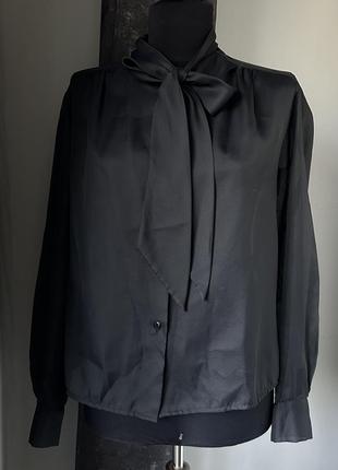 Черная полупрозрачная блузка с бантом